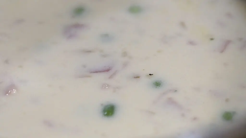 Sahnesoße mit Schinken und Erbsen