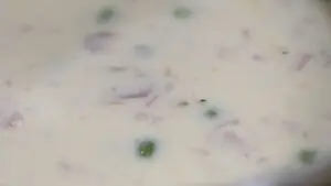 Sahnesoße mit Schinken und Erbsen